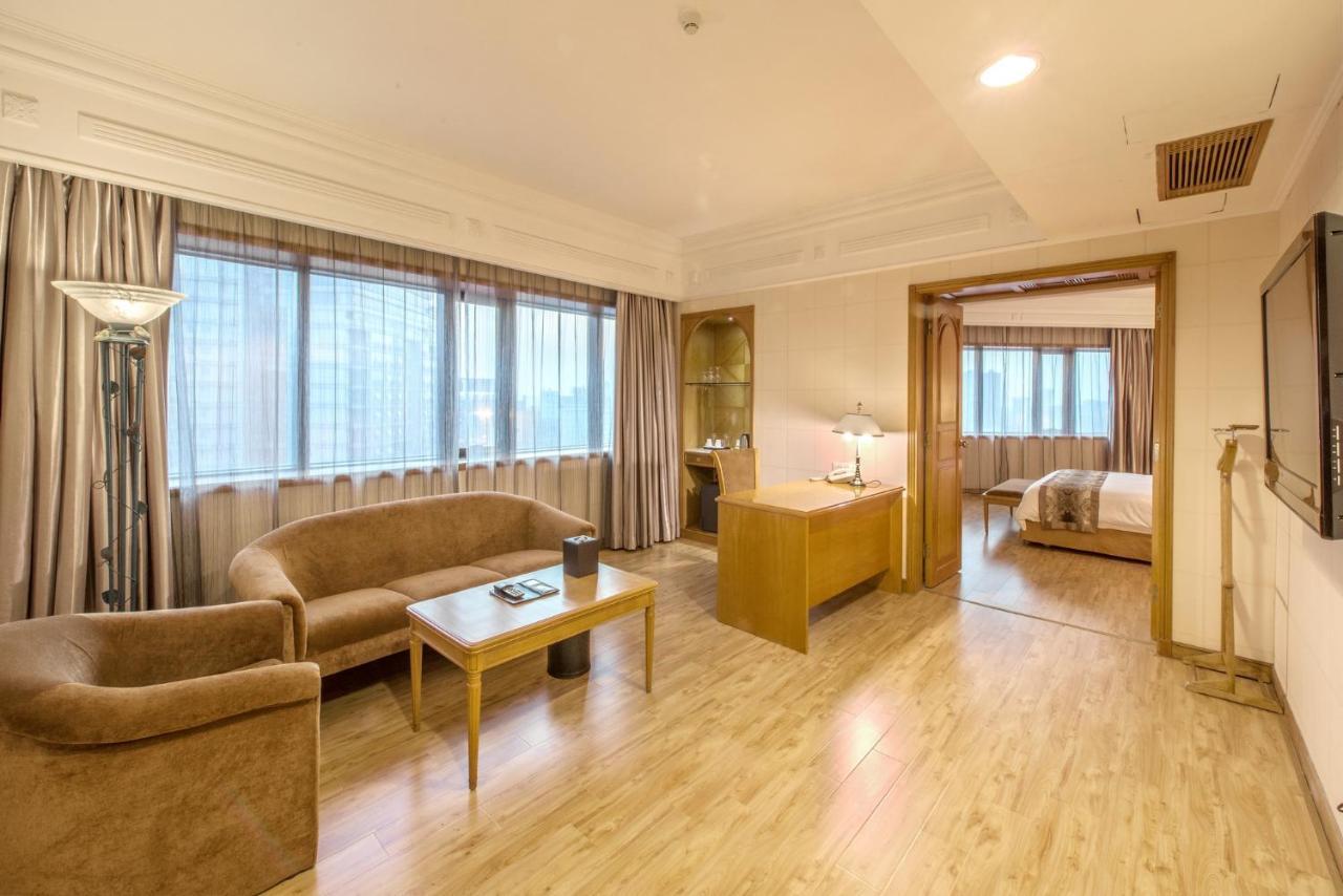 Hotel Silverland Dongguan  Bagian luar foto